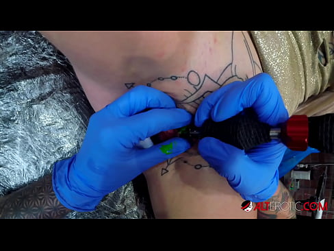 ❤️ Extremt tatuerade snyggingen Sully Savage fick en tatuering på sin klitoris Sex at sv.hentaisaturn.ru ❌️