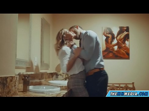 ❤️ När en bystig blondin förför dig på en offentlig toalett Sex at sv.hentaisaturn.ru ❌️